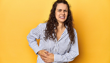 Почему после праздников болит правый бок: причины, симптомы и что делать