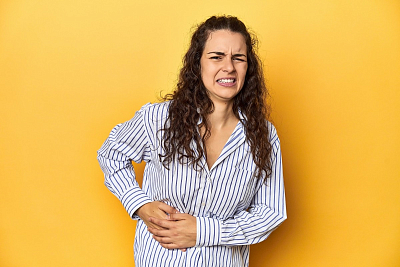 Почему после праздников болит правый бок: причины, симптомы и что делать